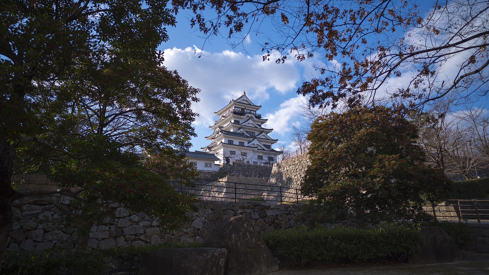 白い城なのに、北面だけ黒い