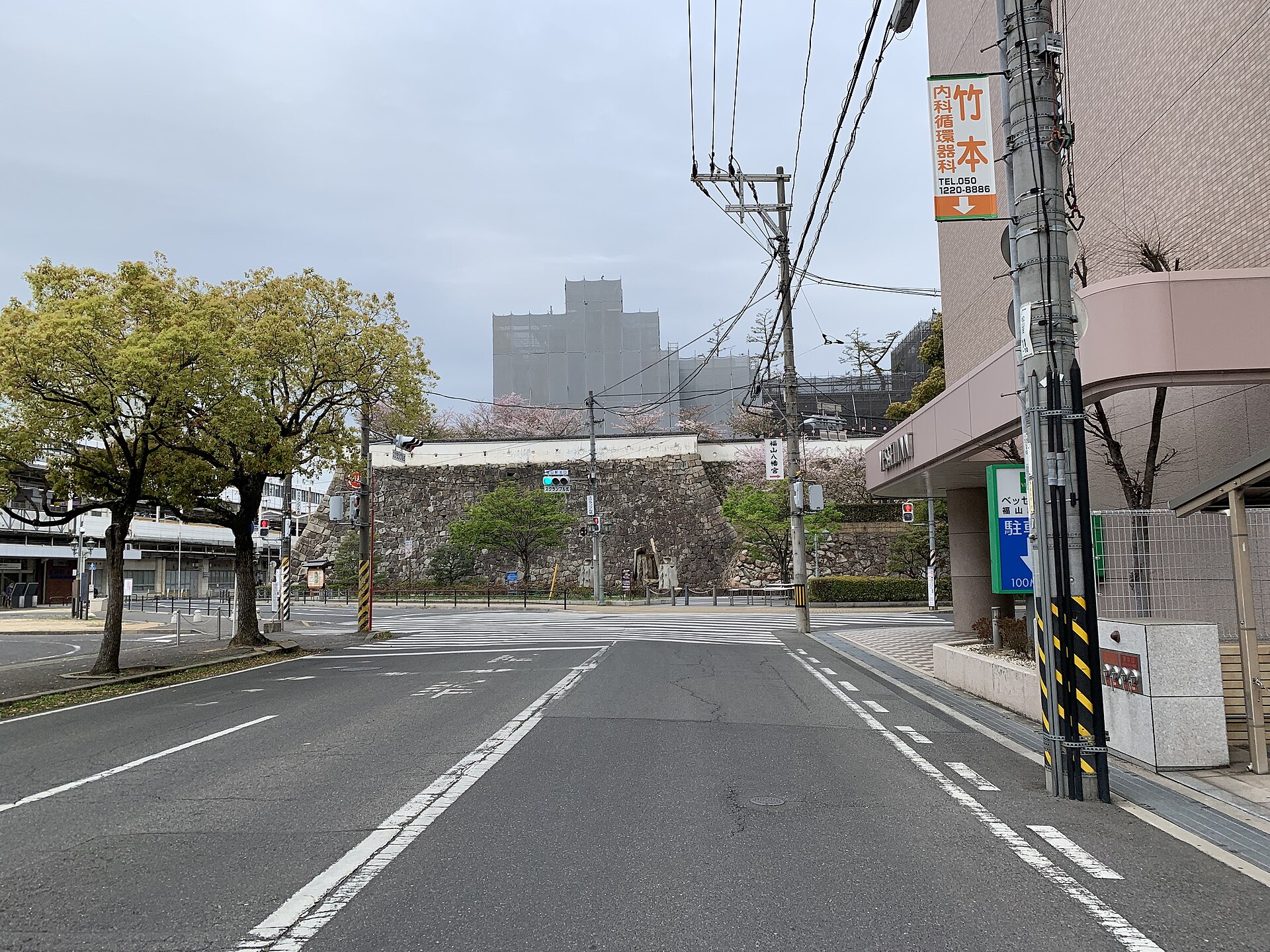 駅側だけでなく、城の北側へ回る