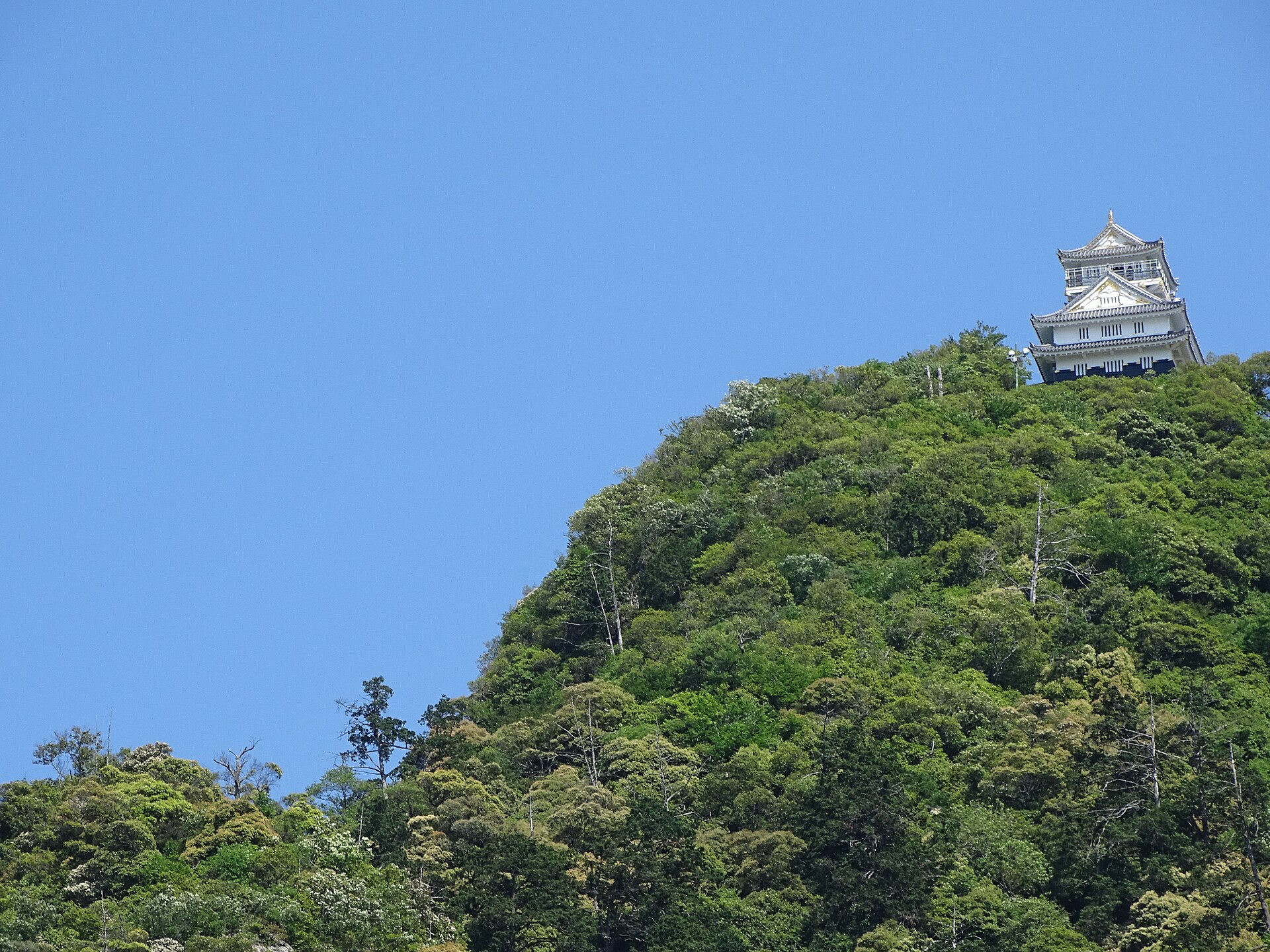 山麓から見上げると、二つの城がつながる