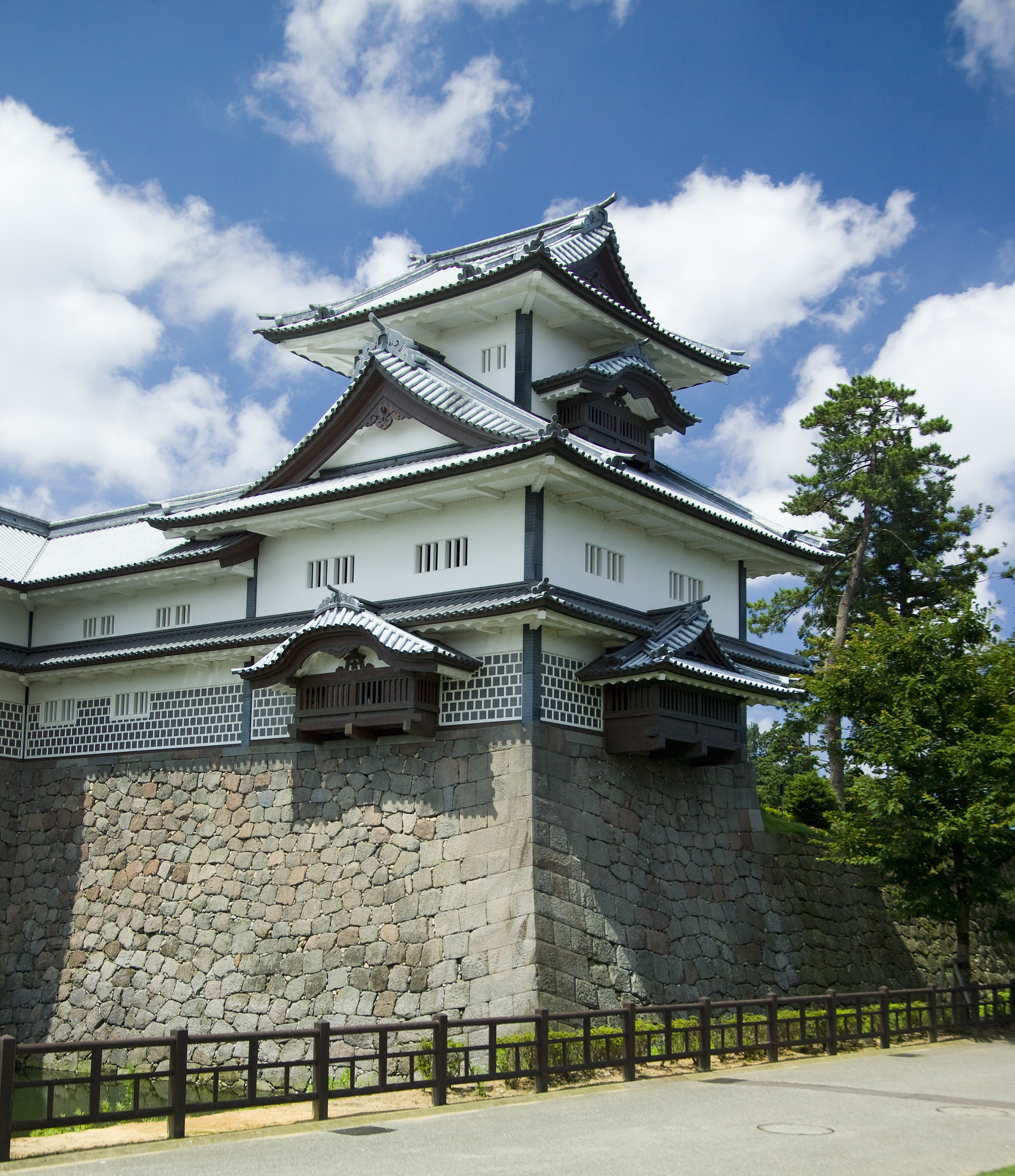 天守が消えたあとも、城は止まらなかった