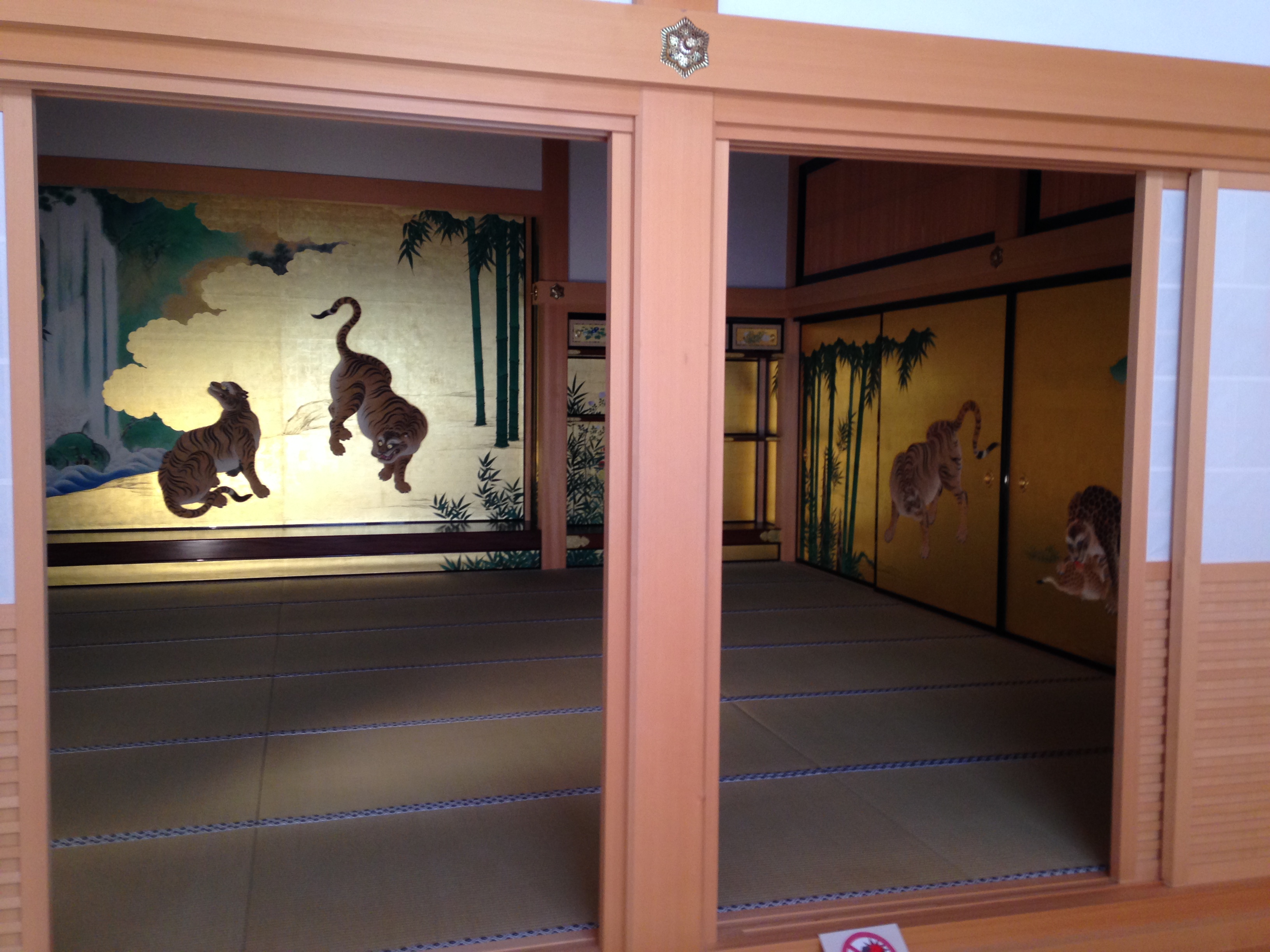 金シャチの下ではなく、平屋の御殿が見せ場になっている