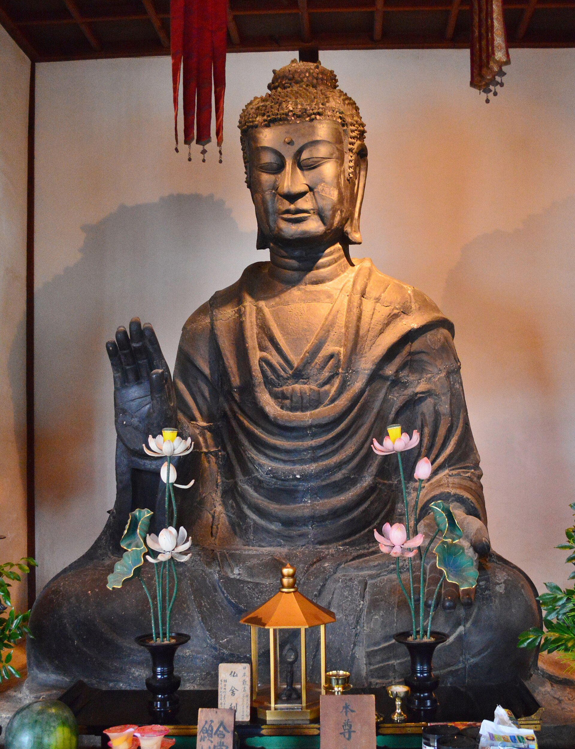 不完全な修復が生んだ「非対称の顔」