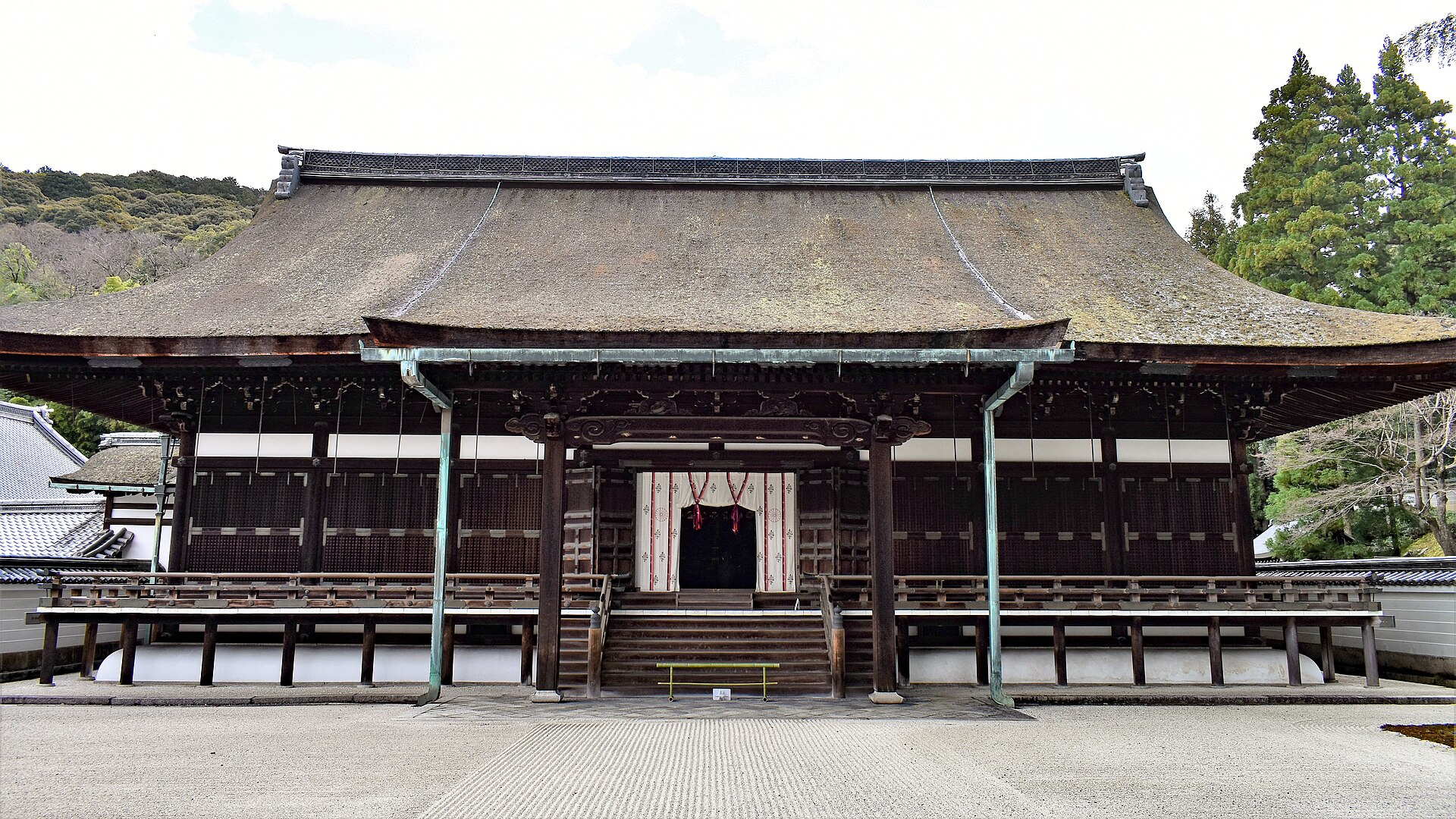 日本の寺院では珍しい「下り参道」