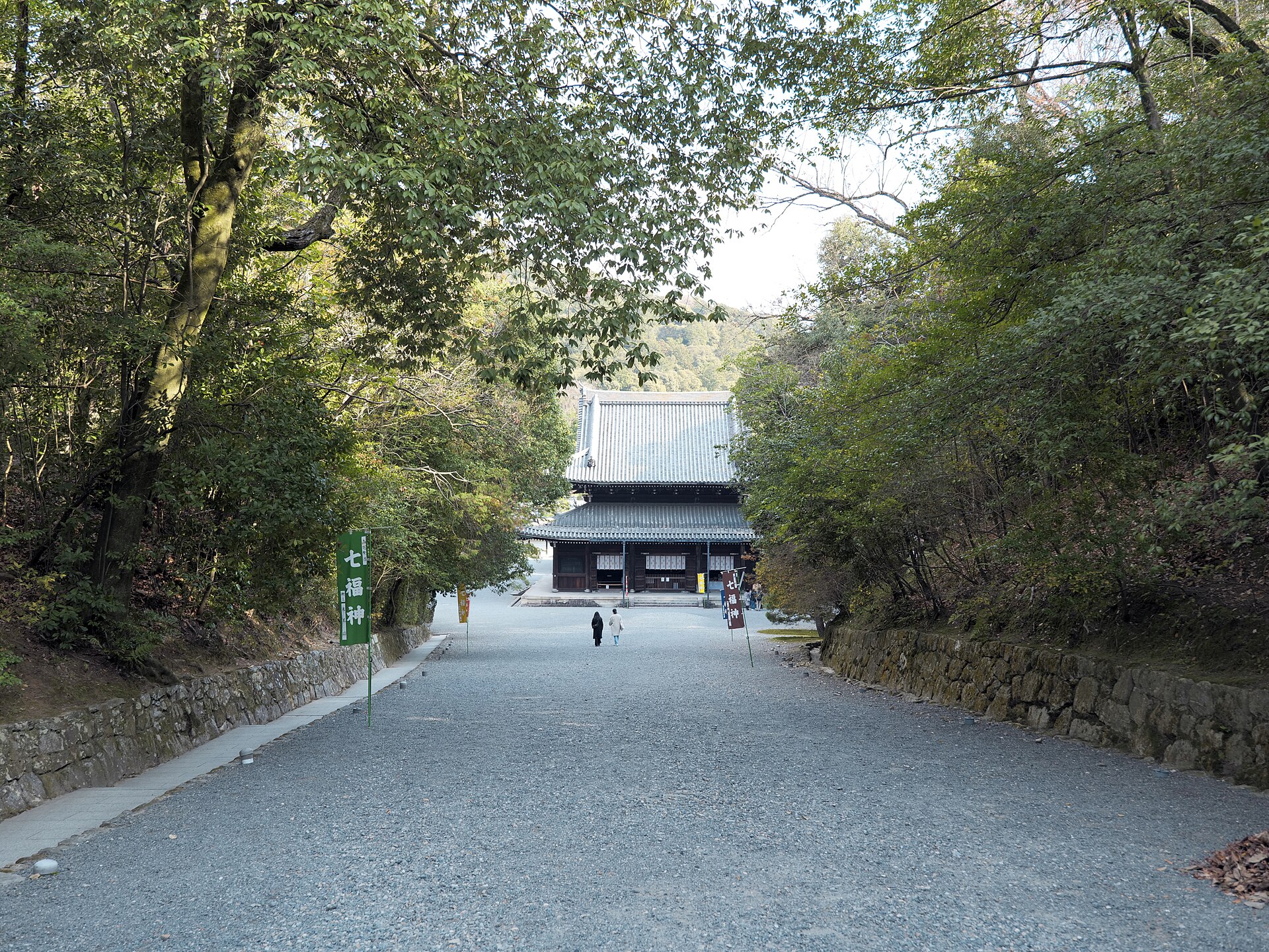 なぜ仏様を見下ろすのか？